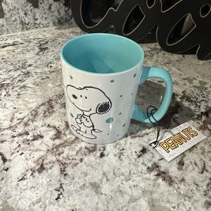 Brand new large coffee mug peanuts , have a chip but are fine